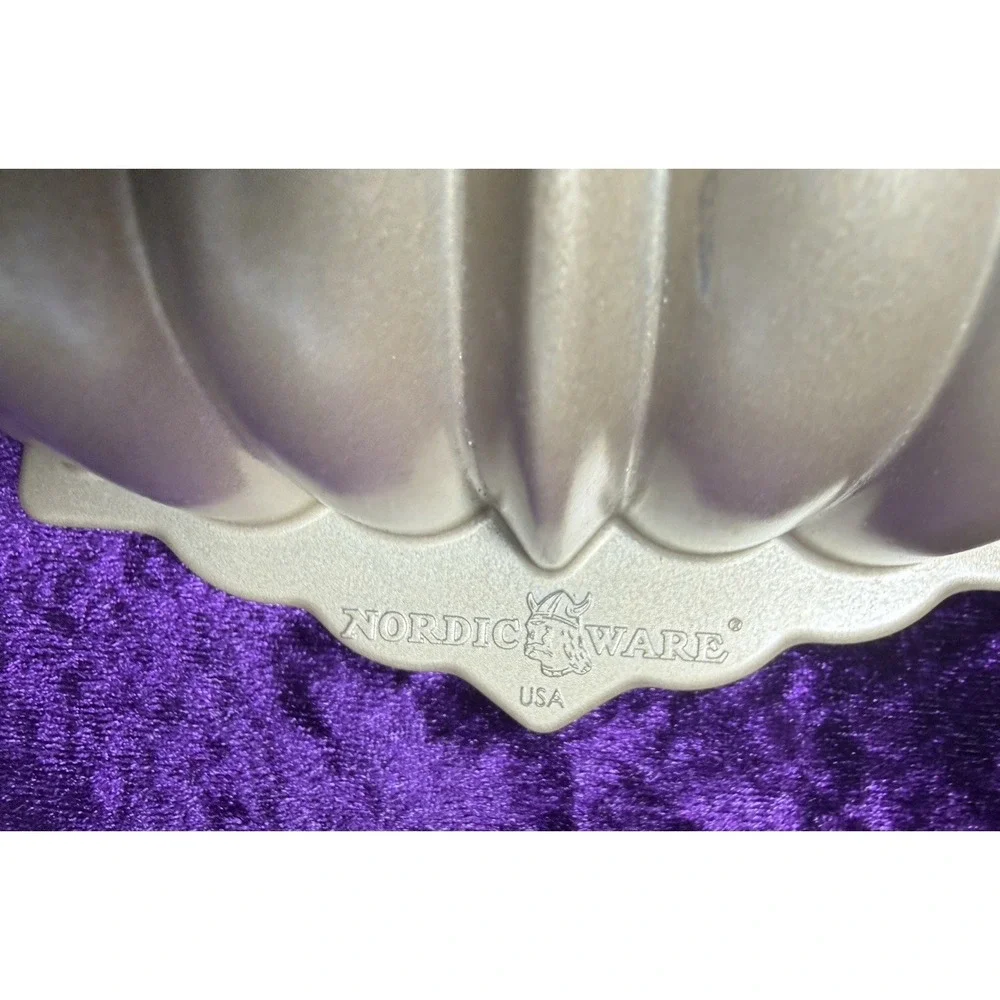 Nordic Ware Classic Fluted Loaf Pan 6 Cups 1.4L  Cast Aluminum Gold 10